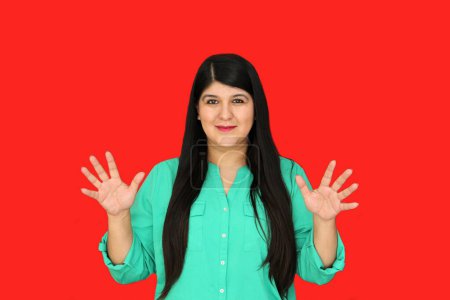 30-jährige Latina verwendet mexikanische Gebärdensprache der gehörlosen Gemeinschaft Mexikos, eine Reihe von gestischen Zeichen, die mit ihren Händen artikuliert werden
