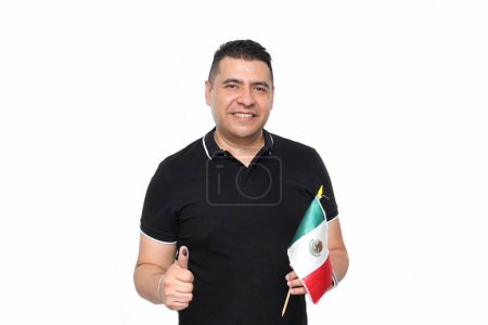 Der erwachsene Latino zeigt seinen mit unauslöschlicher Wahltinte eingefärbten Daumen, nachdem er von seinem Recht auf freie und geheime Wahl Gebrauch gemacht hat