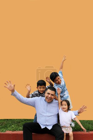 Divorciado padre soltero se divierte con sus tres hijos latinos de piel oscura pasar tiempo de calidad y celebrar el Día del Padre