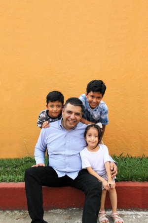 Divorciado padre soltero se divierte con sus tres hijos latinos de piel oscura pasar tiempo de calidad y celebrar el Día del Padre