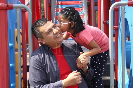 Geschiedener alleinerziehender Vater mit seiner 5-jährigen brünetten Latina-Tochter spielen und verbringen viel Zeit miteinander, um den Vatertag zu feiern