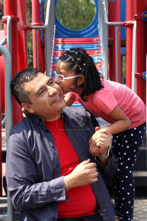 Divorcé père célibataire avec sa fille brune latina de 5 ans jouer et passer du temps de qualité ensemble célébrer la fête des pères