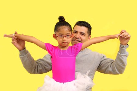 Divorcé père célibataire avec sa fille latine brune vêtue de tutu ballet qui a dansé au festival de la fête des pères de l'école