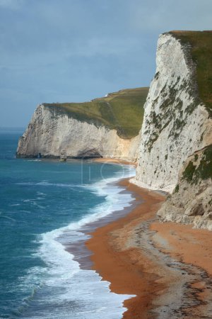 Téléchargez les photos : Un promontoire de craie et une plage sur la côte dorsétienne dans le sud de l'Angleterre, situés entre Swyre Head et Durdle Door à l'est. Tête de chauve-souris. Photo de haute qualité - en image libre de droit