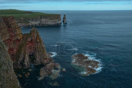 Téléchargez les photos : Un paysage de quelques piles côtières à Duncansby dans la Caithness Scotland. Duncansby Stacks, Écosse, Royaume-Uni. Photo de haute qualité. - en image libre de droit