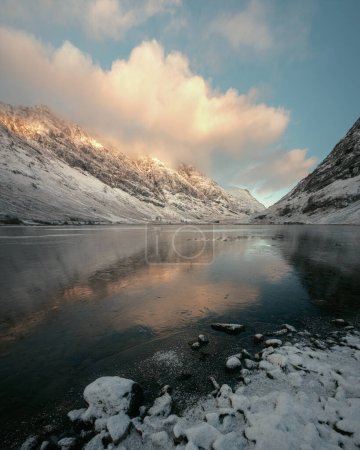 Bergsee und eine Schneebank im Winter. Loch Achtriochtan. Schottisches Hochland