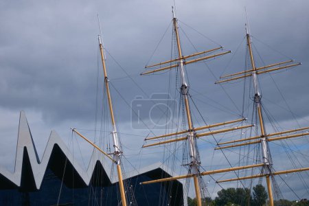 Téléchargez les photos : Les mâts d'un vieux voilier amarré à la jetée. Le grand navire au port de Glasgow - en image libre de droit