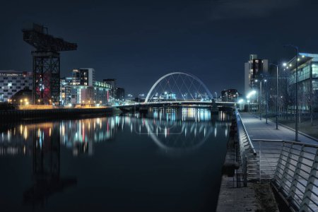 Vista nocturna del terraplén y del Arco de Clyde. Río Clyde, Glasgow, Escocia