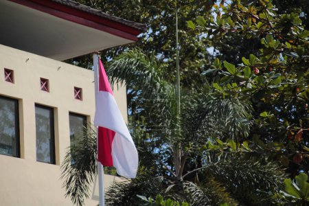 Bandera de Indonesia ondeando orgullosamente frente al edificio del gobierno