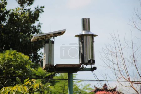 Station de surveillance météorologique avec panneau solaire dans un environnement vert