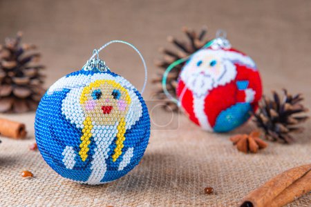 Foto de Exquisito juguete de burbuja de Navidad hecho a mano de perlas, también conocido como un globo de Navidad o bombilla de Navidad, es una parte de la decoración de vacaciones - Imagen libre de derechos