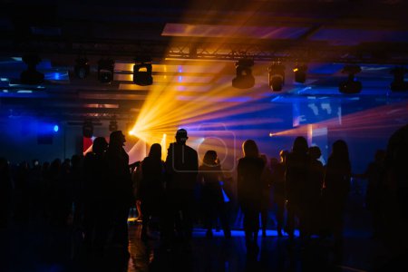 Téléchargez les photos : Foule de personnes dans le club disco - en image libre de droit