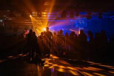 Téléchargez les photos : Foule de personnes dans le club disco - en image libre de droit