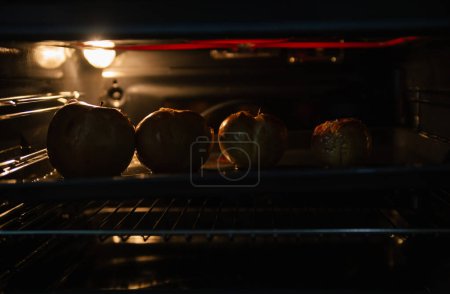 Téléchargez les photos : Pommes cuites au four, vue rapprochée - en image libre de droit
