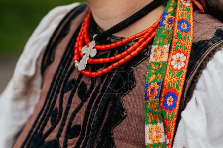Téléchargez les photos : Éléments du costume national traditionnel ukrainien close-up : collier, corset, chemise brodée, rubans. Culture de l'Ukraine - en image libre de droit