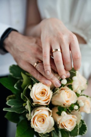 Téléchargez les photos : Les mariés tiennent le bouquet de mariage - en image libre de droit