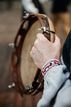 Téléchargez les photos : Jeune femme en vêtements ukrainiens traditionnels tenant le tambourin dans les mains - en image libre de droit