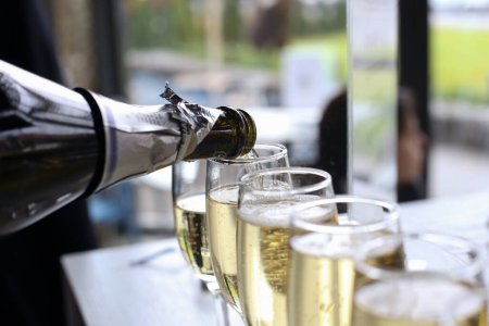 Téléchargez les photos : Vue rapprochée de verser du champagne dans des verres - en image libre de droit