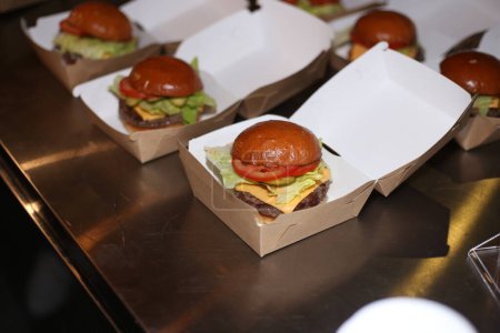 Téléchargez les photos : Gros plan de délicieux hamburgers sur fond de table en bois. - en image libre de droit