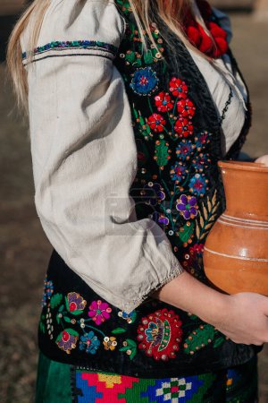 Téléchargez les photos : Vue rapprochée de belle fille dans une robe ukrainienne traditionnelle avec des ornements nationaux. - en image libre de droit