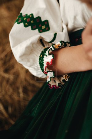 Téléchargez les photos : Femme en vêtements nationaux ukrainiens traditionnels avec robe brodée - en image libre de droit