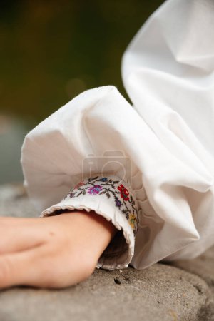 Téléchargez les photos : Vue rapprochée de la main de la femme en chemise brodée ukrainienne traditionnelle - en image libre de droit