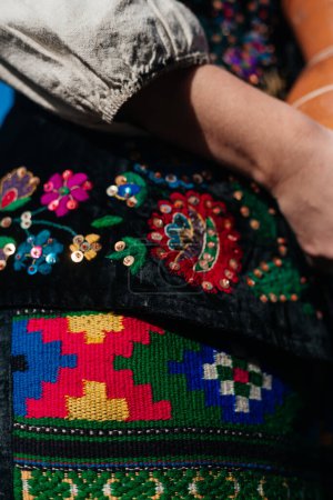 Téléchargez les photos : Vue rapprochée de la main de la femme sur la chemise brodée ukrainienne traditionnelle - en image libre de droit
