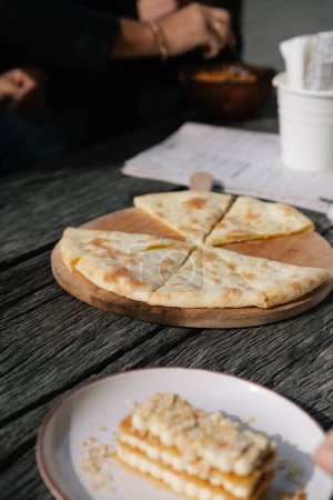Téléchargez les photos : Pizza au fromage sur fond de bois - en image libre de droit