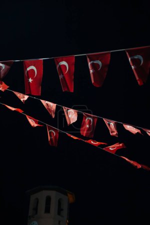 Foto de Banderas turcas rojas sobre fondo oscuro del cielo nocturno - Imagen libre de derechos
