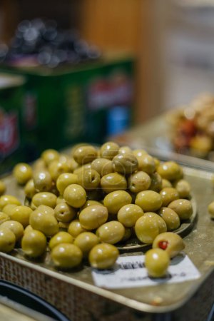 Téléchargez les photos : Vue rapprochée des olives dans un petit magasin - en image libre de droit