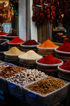 Téléchargez les photos : Diverses épices exotiques au bazar turc - en image libre de droit