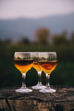 Téléchargez les photos : Trois verres de vin blanc sur une table le soir. - en image libre de droit