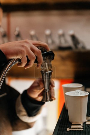 Téléchargez les photos : Un barman expert prépare un cocktail au night club - en image libre de droit