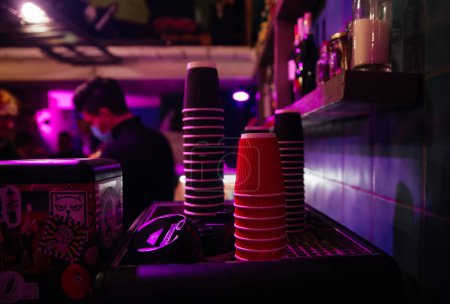 Téléchargez les photos : Vue rapprochée d'une table de bar avec gobelets en papier - en image libre de droit