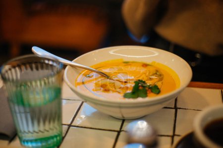 Foto de Sopa de crema de calabaza con perejil y setas sobre la mesa - Imagen libre de derechos