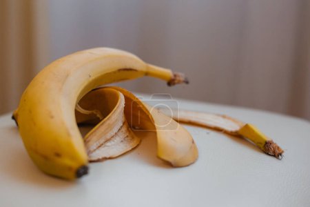 Foto de Primer plano de plátano amarillo se encuentra en una mesa blanca - Imagen libre de derechos