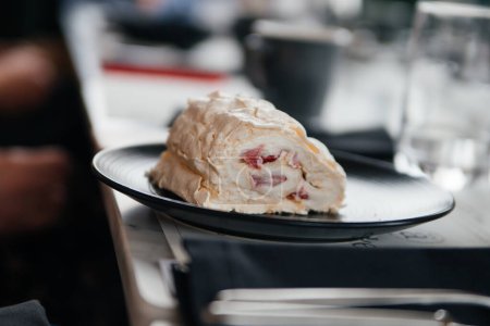 Téléchargez les photos : Un gros plan d'un délicieux dessert à la crème - en image libre de droit