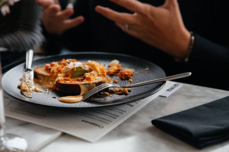 Téléchargez les photos : Délicieuse nourriture gastronomique sur assiette noire dans le restaurant - en image libre de droit