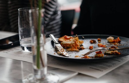 Téléchargez les photos : Délicieuse nourriture gastronomique sur assiette noire dans le restaurant - en image libre de droit