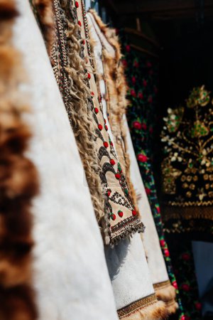 Téléchargez les photos : Vue rapprochée des vêtements traditionnels Hutsul. Concept de culture ukrainienne - en image libre de droit