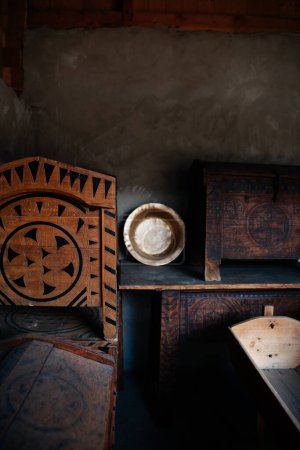 Foto de Interior de la casa Hutsuls con viejos cofres ucranianos de madera - Imagen libre de derechos