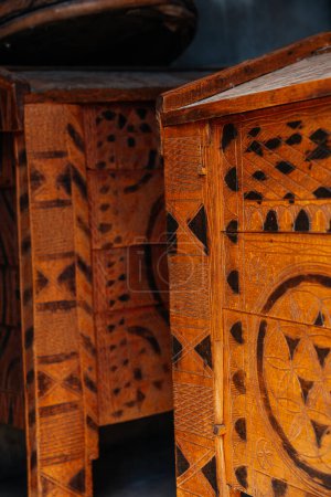 Foto de Interior de la casa Hutsuls con viejos cofres ucranianos de madera - Imagen libre de derechos