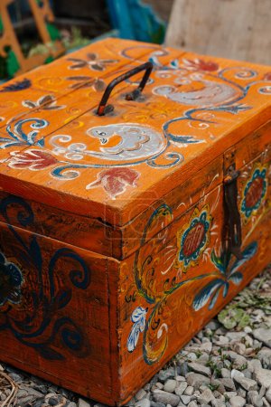 Téléchargez les photos : Vieux coffre ukrainien en bois pour les choses et le textile. Poitrine des Carpates. - en image libre de droit