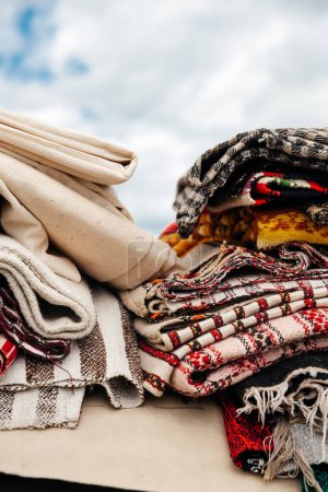 Nahaufnahme von bunten ukrainischen Decken