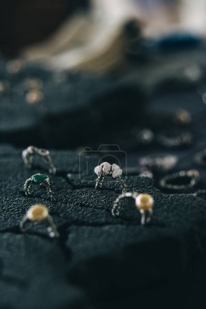 Foto de Vista de cerca de anillos hechos a mano con piedras en el mercado, la moda y el concepto de joyería - Imagen libre de derechos