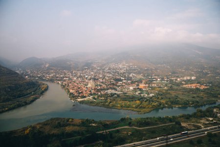 Téléchargez les photos : Vue aérienne panoramique de la ville Mtskheta en Géorgie - en image libre de droit