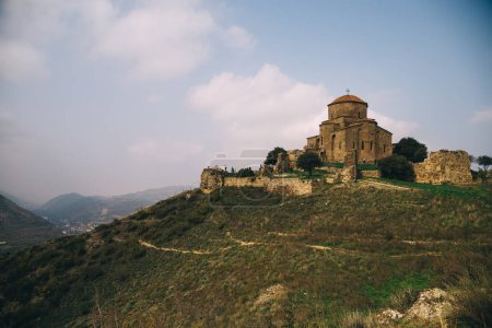 Téléchargez les photos : Belle vue sur le monastère Jvari à Mtskheta, Géorgie - en image libre de droit