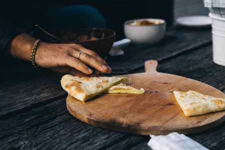 Foto de Tarta de khachapuri megreliana con pan de queso en la mesa de madera - Imagen libre de derechos