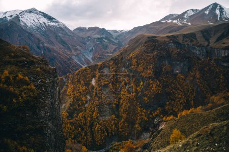 Téléchargez les photos : Beau paysage naturel avec des montagnes en Géorgie - en image libre de droit