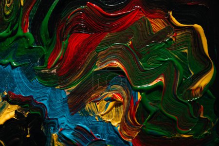 Téléchargez les photos : Coups de pinceau acrylique de couleur humide. Texture : fond de peinture fraîche.Peinture. Abstrait, motif, papier peint, vert, noir, bleu, rouge. Lignes, vagues, courbes - en image libre de droit